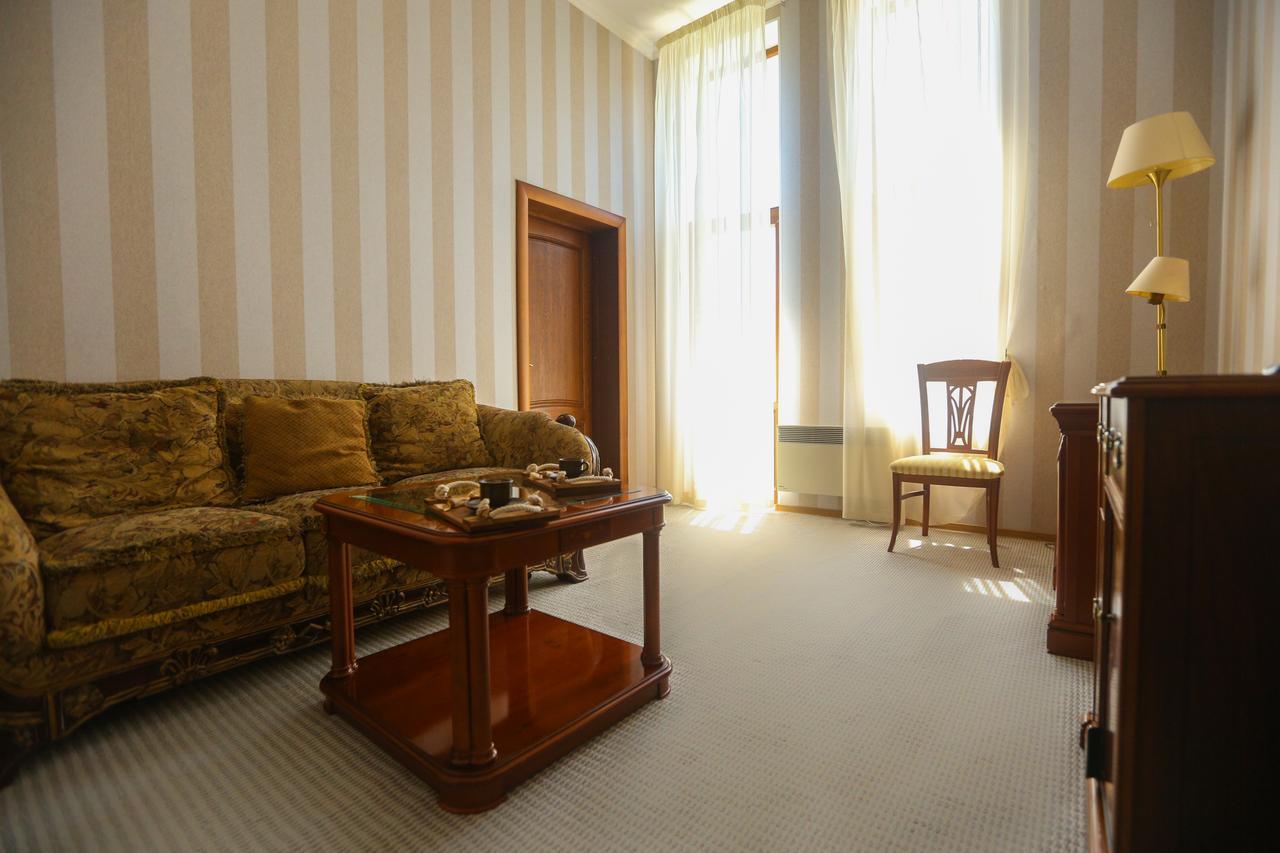 Ritsa Hotel Sukhumi Exterior photo